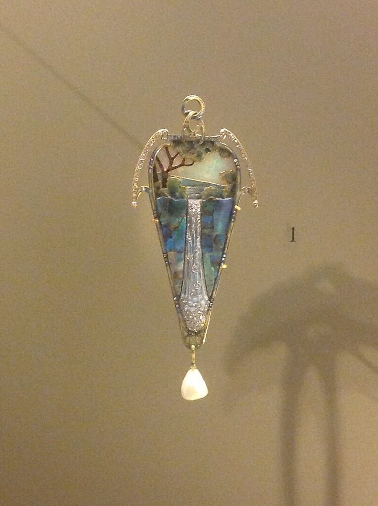 Cascade_pendant_by_Alfons_Mucha_1900